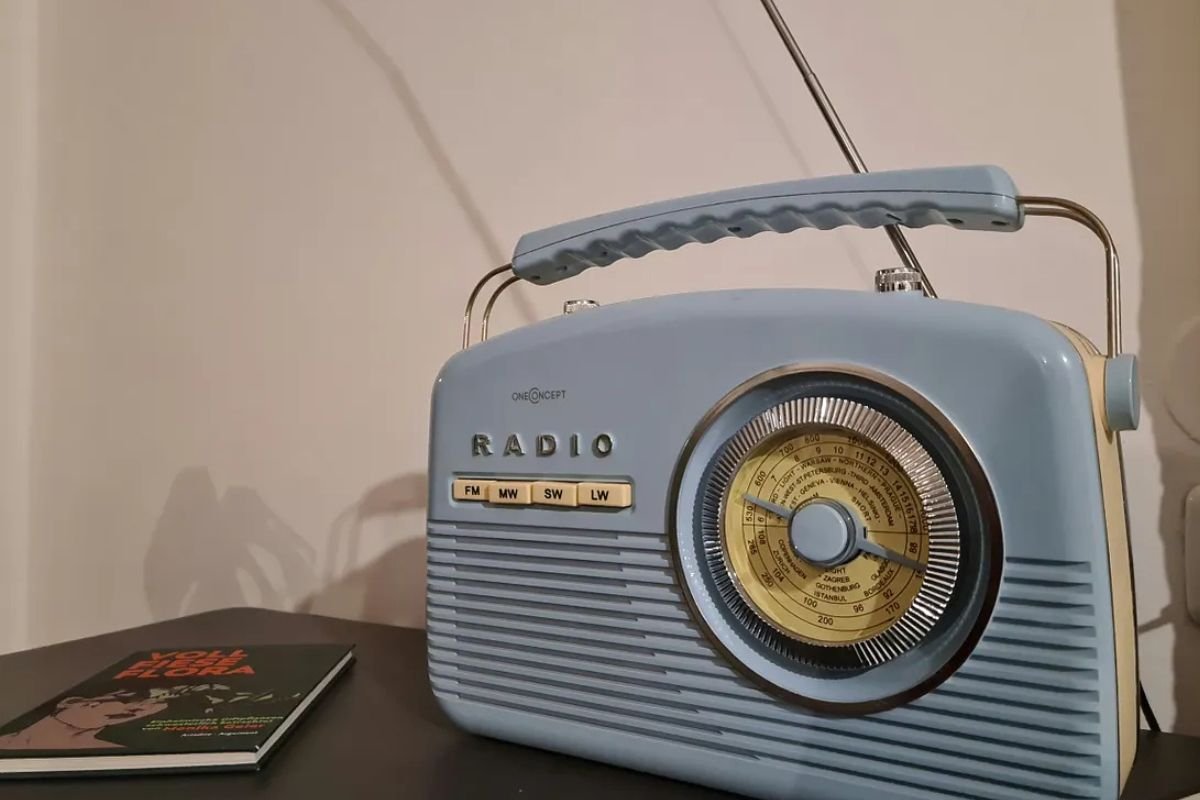 Vintage radio illustrating how the mind tunes into different frequencies like a radio.